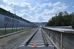 В аеропорту уже побудовані дві платформи завдовжки по 114 метрів