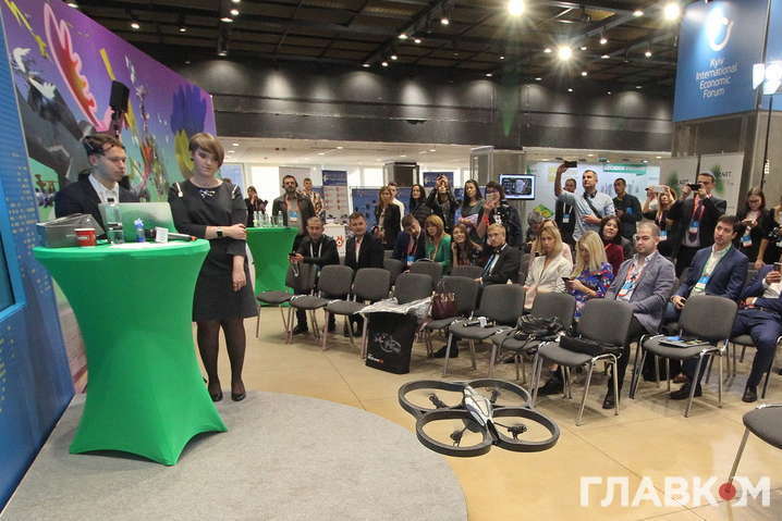 Девушка запустила дрон силой мысли. Поражающее видео с Киевского международного экономического форума