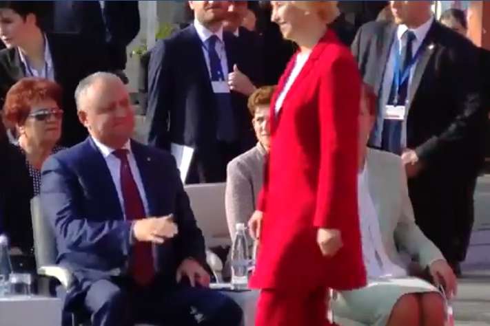 Президент Молдови на урочистостях потрапив у конфуз (відео)