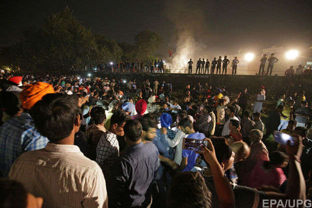 В Индии во время фестиваля поезд наехал на толпу – минимум 60 человек погибли