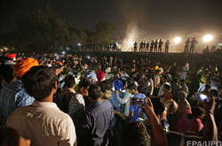 В Индии во время фестиваля поезд наехал на толпу – минимум 60 человек погибли