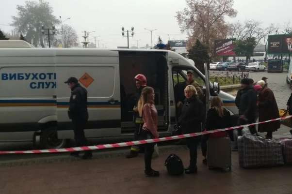 У Львові через «замінуваня» вокзалу евакуювали 800 людей