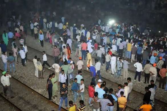 Кількість жертв наїзду поїзда в Індії продовжує зростати