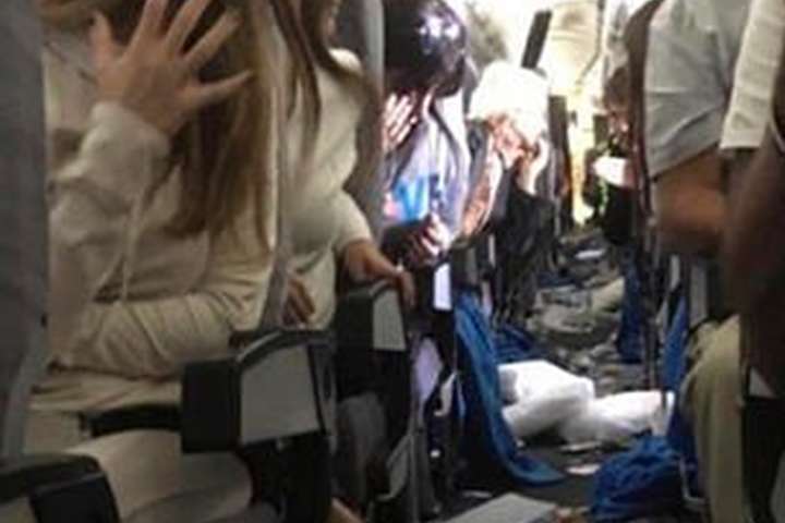 Пасажири поділились фотографіями з літака, що здійснив «рейс із пекла»