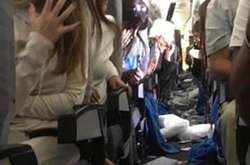 Пасажири поділились фотографіями з літака, що здійснив «рейс із пекла»