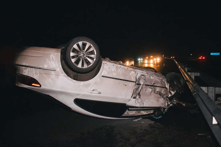 ДТП із чотирма автівками під Києвом: одну з машин перевернуло на дах
