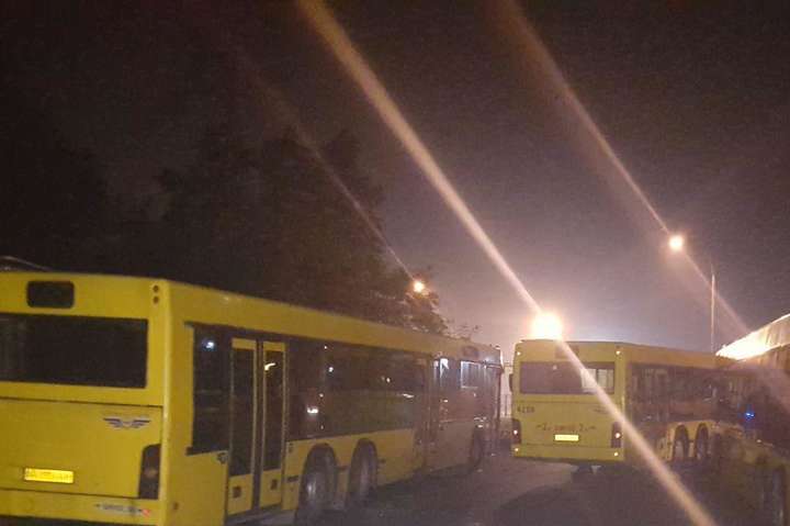У столиці кондуктора розчавило двома автобусами