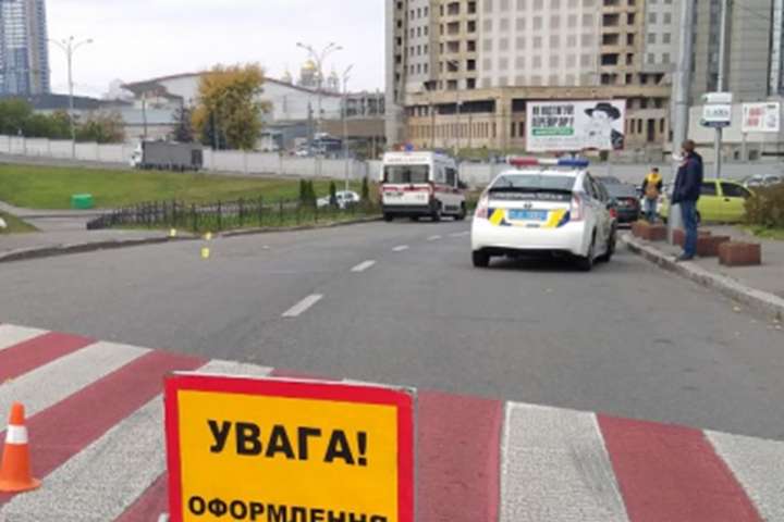 У Києві автівка на смерть збила чоловіка на пішохідному переході