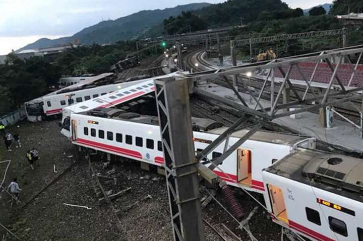 На Тайвані зійшов з рейок пасажирський потяг: майже два десятки жертв