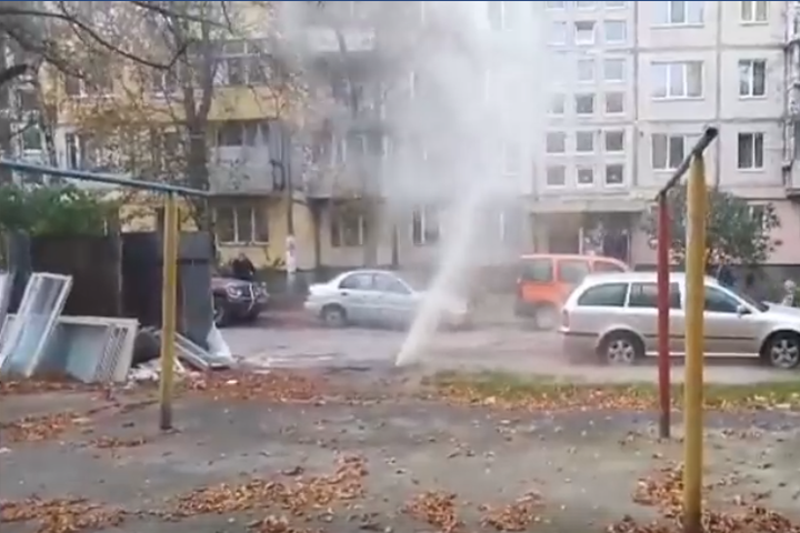 Після відновлення гарячого водопостачання у Києві забив новий гейзер