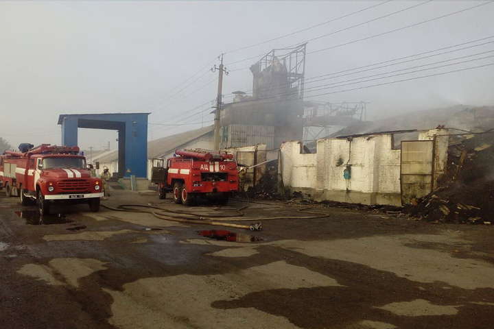 У Харківській області загорілись два зерносклади