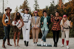 Компания друзей придумывает невероятные костюмы на Хэллоуин. Забавные фото