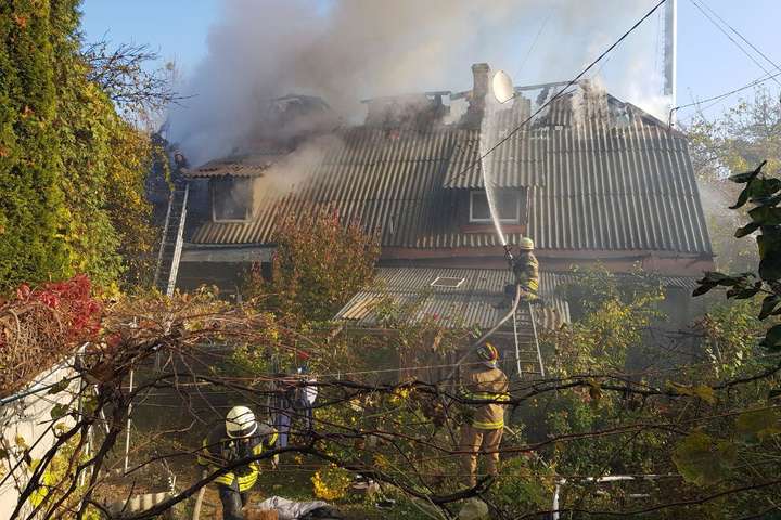 У Солом’янському районі горів будинок: пожежу гасили майже півсотні рятувальників