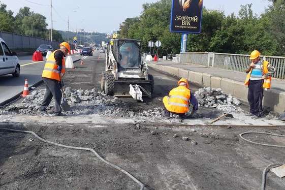 Відбувається капітальний ремонт мосту Метро через Русанівську протоку - У Києві понад 70 шляхопроводів знаходяться в передаварійному стані