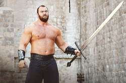 Самый брутальный актер «Игры престолов» женился на миниатюрной модели: забавные фото