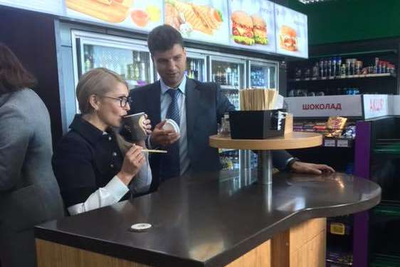 Тимошенко пішла стежками Порошенко і випила каву у придорожній забігайлівці (фото)