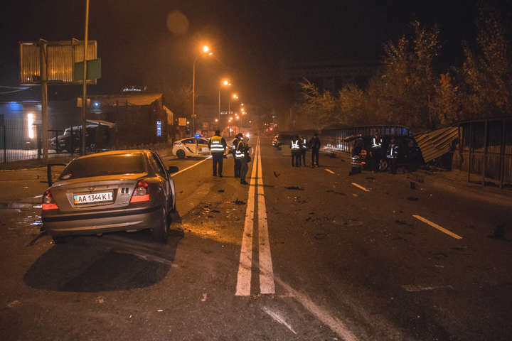 ДТП з постраждалими у Києві: Hyundai відправив Mercedes у паркан (відео)