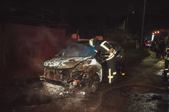 Вночі біля приватного будинку у Києві згоріла Mazda
