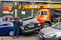 КамАЗА  протаранив позашляховик, який відкинуло на інші автомобілі 