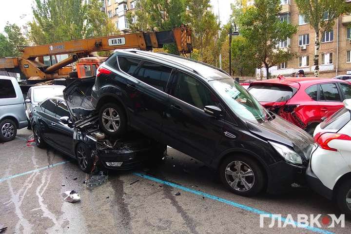 У центрі Києва близько 20 автівок потрапили у масштабну ДТП. Фоторепортаж