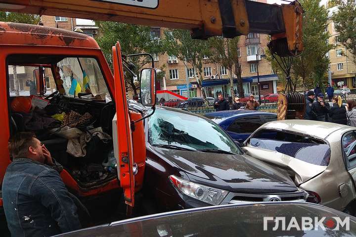 Поліція встановлює причини серйозної ДТП у центрі Києва