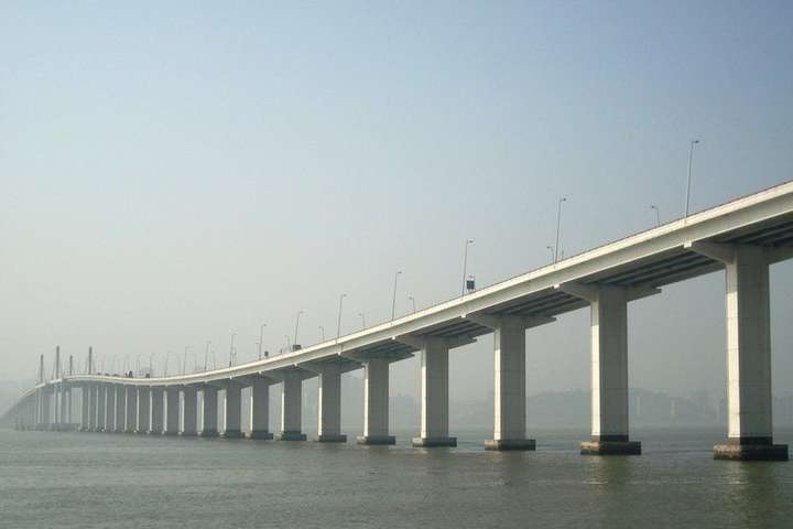 Самый длинный в мире мост над морем введен в эксплуатацию (фото)