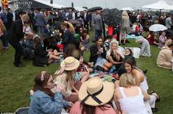 Красивые платья и много алкоголя. Как австралийские леди развлекались на ипподроме