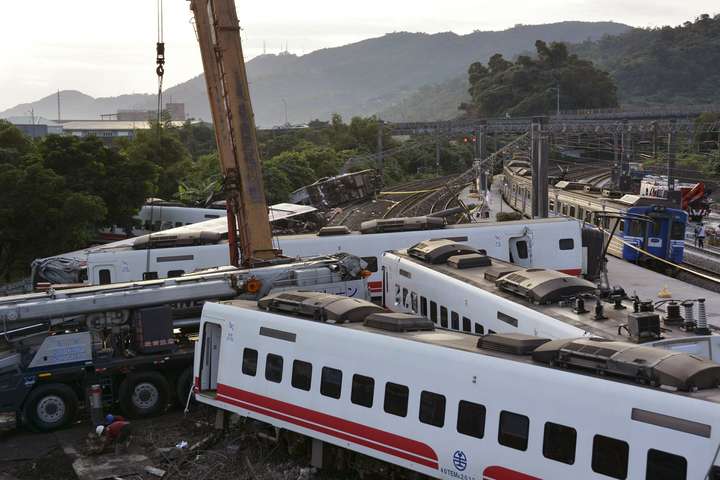 Катастрофа на залізниці у Тайвані: поїзд повертав на «космічній» швидкості