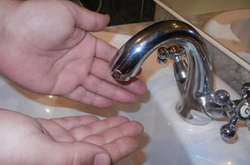 У будинках на п’яти вулицях Києва зникла вода через аварії (адреси)