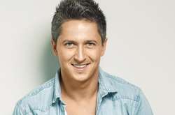 Александр Педан рассказал, как супруга «разбирается» с надоедливыми фанатками