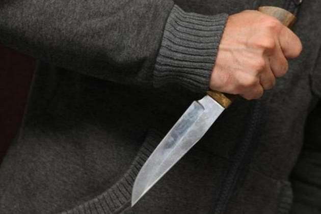 У Барському районі зловмисник вдарив ножем двох чоловіків: один з потерпілих помер у лікарні