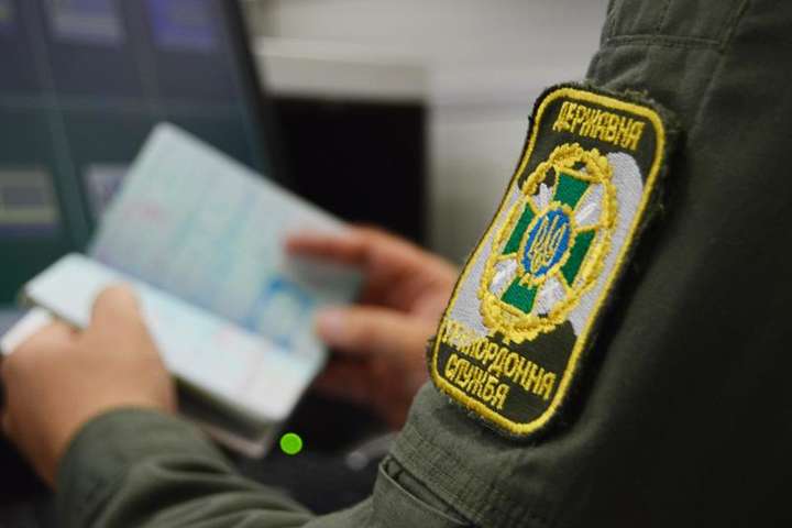 В аеропорту Одеси прикордонники виявили у двох іноземців підроблені документи