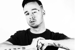 Канадский рэпер упал с крыла самолета и разбился