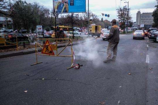У Києві на Голосіївському проспекті провалився асфальт: рух заблоковано