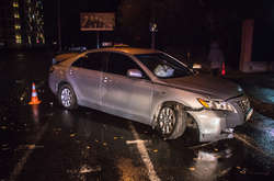 Toyota врізалася в припаркований Ford, далі у бордюр, після цього машина вилетіла знову на дорогу і зупинилася