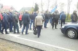 Жителі Львівщини біля кордону з Польщею перекрили трасу з вимогою відремонтувати вулицю