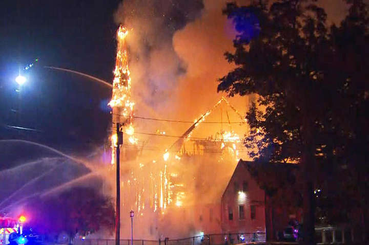 В США из-за удара молнии сгорела дотла старинная церковь