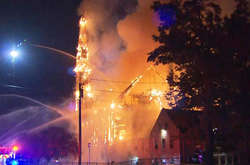 В США из-за удара молнии сгорела дотла старинная церковь