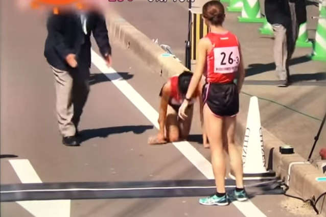 Позамежна воля до перемоги: японська бігунка зламала ногу, але приповзла до фінішу (відео)