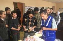 Поліцейські здійснюють піклування відносно 28 в&rsquo;єтнамців, годують їх, спілкуються з допомогою перекладачів