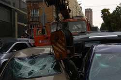 Автокран без гальма влаштував масштабну ДТП у центрі Києва