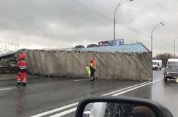 Фура перекрила дві смуги руху транспорту