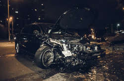 Volkswagen занесло і він влетів в бордюр