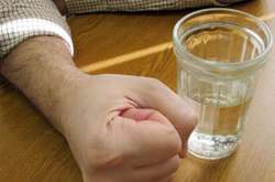 Під час розпивання алкогольних напоїв між товаришами виник конфлікт