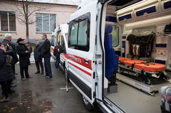 Мер Києва Віталій Кличко оглянув карети швидкої допомоги останнього покоління