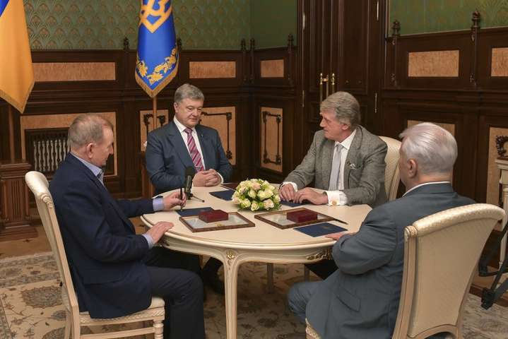 Порошенко зустрівся з трьома українськими екс-президентами 