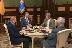 Порошенко зустрівся з трьома українськими екс-президентами 