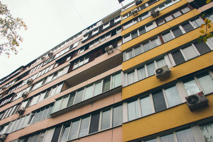 На Русанівці 88-річна жінка вистрибнула з дев’ятого поверху