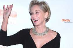  Шэрон Стоун в облегающем платье без белья восхитила поклонников