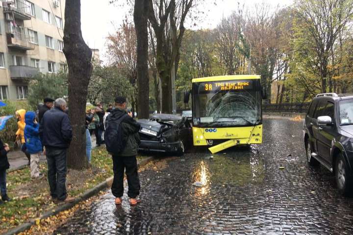 У Львові в автобус в'їхала «євробляха»: водій втік з місця ДТП